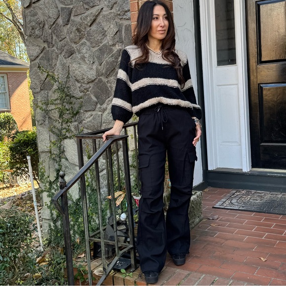 Black Pull on Cargo wide Leg Pants with Side pockets - Picture 4 of 6